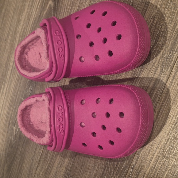 CROCS Women Fuzzy Pink Slippers - Picture 1 of 4